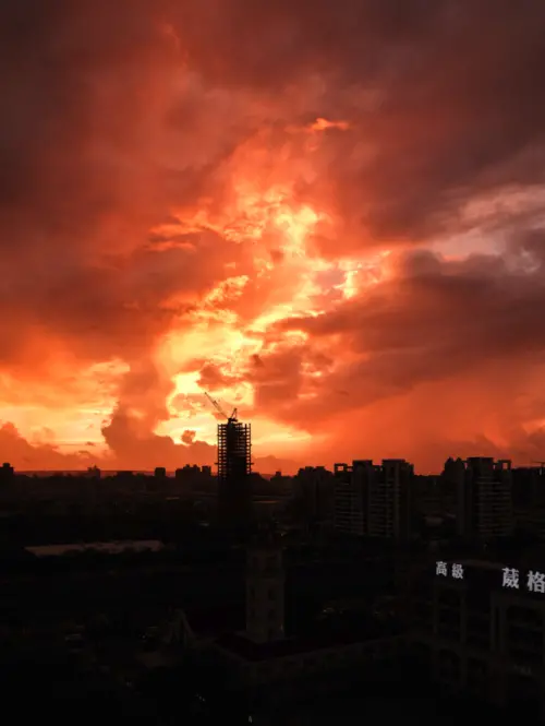 ▲火燒雲主要是日落時陽光穿越較厚大氣層所形成，而颱風帶來的沉降氣流與外圍雲帶，則進一步提高火燒雲出現機率，造就難得一見的大景。（圖／翻攝自Threads@0979616027com）