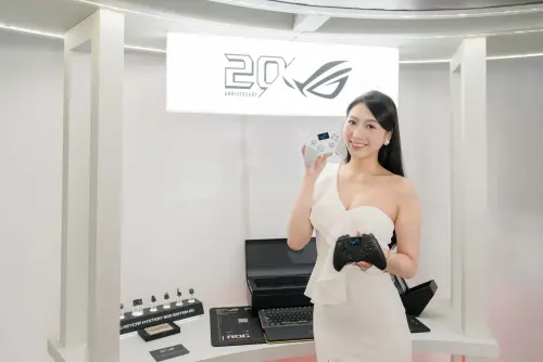 ▲全新ROG Raikiri II Pro配備的全彩顯示面板，可調整多項設定，如：按鍵重新映射、震動強度、搖桿校正、燈效與亮度，甚至還能在五組專屬設定檔間快速切換，使用直覺又便利。