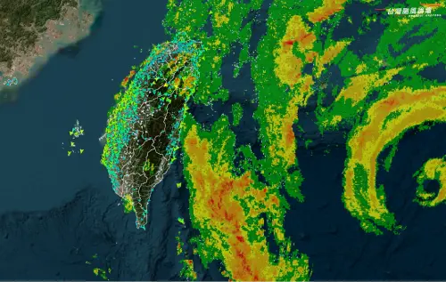風雨最劇烈時刻來了！巴威暴風圈「踏進家門口」：逐步籠罩北台灣