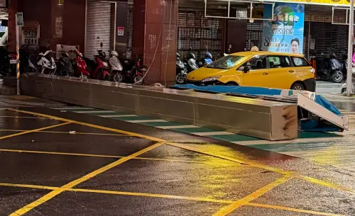 巴威強風吹進新北！富邦銀行「招牌被吹落」躺馬路　路人目擊嚇傻