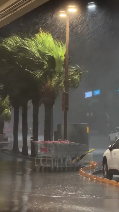 ▲▼新竹不少網友分享雨勢猛烈、道路能見度降低等情況。（圖／翻攝自Threads@daniel2chang、@chachuuuu__）