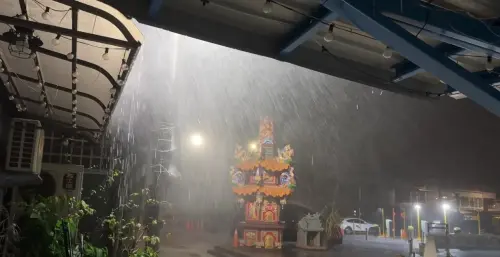 ▲苗栗白沙屯一帶率先出現猛烈降雨，有民眾形容現場「雨跟用倒的一樣」，畫面中可見大雨傾瀉而下，令人擔心後續災情。（圖／翻攝自臉書粉專「苗栗大小事」）