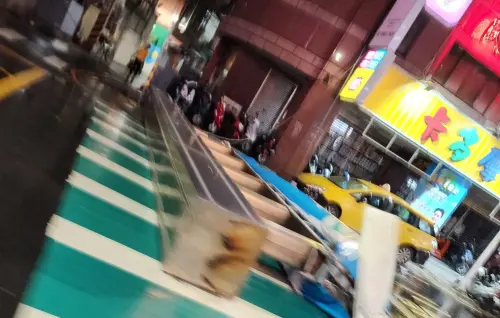 ▲新北三重有民眾直擊，發現一大塊富邦銀行招牌被吹落，並直接橫躺在馬路上。（圖／Threads@sam.197847授權提供）