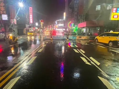 ▲新北市政府警察局三重分局緊急回應，第一時間已派遣警力趕赴現場處理，現場確認無人員受傷，亦未波及其他車輛。（圖／三重警好讚臉書）