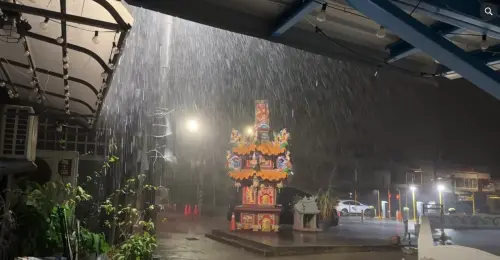 劇烈風雨來了！巴威強襲「白沙屯雨用倒的」　新竹狂風暴雨畫面曝