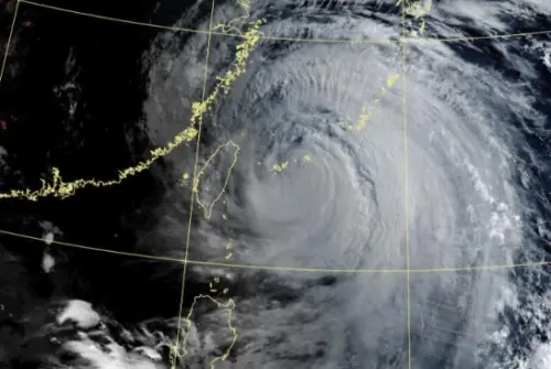 巴威颱風「半夜想整形再開眼」！最新路徑恐南偏　風雨狂炸到這時