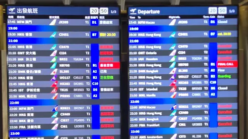 ▲巴威颱風重創空中交通，桃園機場出發航班電子看板驚現滿盤紅，大量國際航班全面顯示取消。（圖／翻攝自Threads）