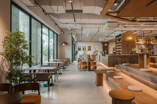 ▲「白霧時光」淡水紅樹林店約260坪空間，是現在最大分店。（圖／路易莎咖啡louisacoffee.co）