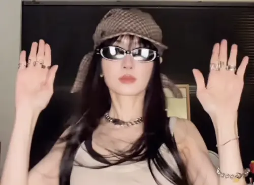 謝金燕放送颱風天專屬舞蹈片！曬超狂腹肌喊「這不就來了」粉看呆