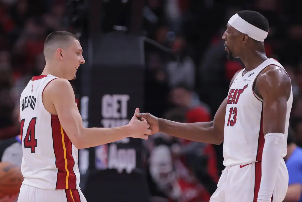 ▲熱火核心長人阿德巴約（Bam Adebayo）與前隊友希羅（Tyler Herro）日前在拉斯維加斯發生肢體衝突，阿德巴約被指在碰面過程中朝希羅臉部揮拳。（圖／美聯社／達志影像）