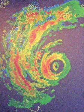 ▲颱風「雙眼牆」雷達回波示意圖。當外眼牆成形時，颱風中心會出現兩圈強對流，中間夾著如「甜甜圈」般的乾燥區域。圖為2007年聖帕颱風。（示意圖／翻攝自中央氣象署資料照,cwa.gov.tw）