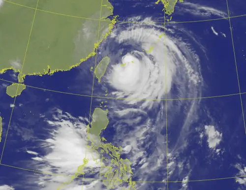 颱風只剩下半顆了？巴威衛星雲圖「最新慘況」出爐：遇到大魔王