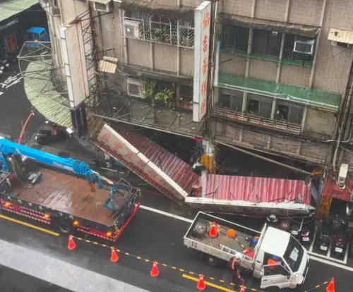 巴威發威了！蘆洲蛋糕坊招牌掉落「4機車被砸」：嚇到需小英安慰