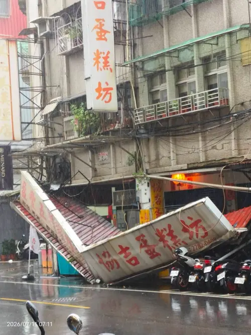 ▲颱風引來強風，台北蘆洲老字號蛋糕坊的碩大招牌掉落，砸中4台機車。（圖／翻攝Threads，＠kw_e78授權提供）