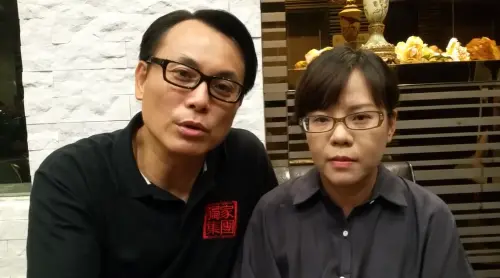 ▲錦雯（右）曾因罵學生不救災，而引發大量負評，並於之後在陳霆（左）陪伴下含淚道歉。（圖／翻攝自YouTube@chentin2008）