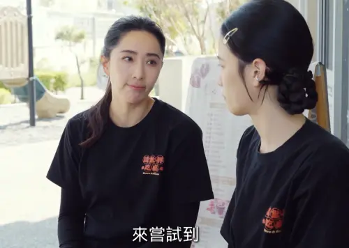 ▲隋棠（左）想到內場學做菜，千千轉當外場。（圖／翻攝自YouTube 請世界吃桌）