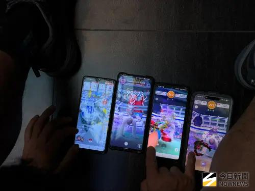 ▲巴威颱風來襲，但今(11)日正逢「Pokémon GO Fest 2026 全球活動」星期六團體戰，不少玩家不畏颱風天，為了抓寶可夢也要到台北車站大廳支持參與。（圖／記者嚴俊強攝）