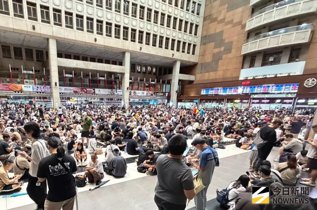 ▲巴威颱風逼近，台北車站在颱風天湧現眾多人潮，讓路人好奇發生什麼事，內行解答今日正逢「Pokémon GO Fest 2026 全球活動」星期六團體戰，不少玩家不畏風雨也要參戰。（圖／記者嚴俊強攝）
