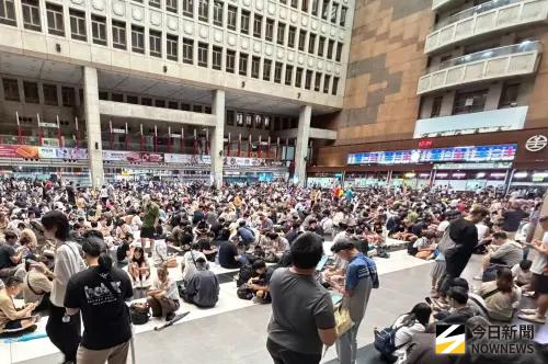 台北車站颱風天爆人潮！眾嚇問發生啥　原因曝光：火車沒開也要到