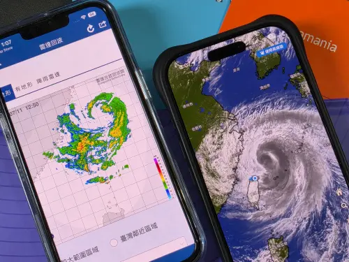 ▲手機開啟中央氣象署雷達回波及衛星雲圖，即可查看颱風雨帶、雲系結構與移動變化，掌握最新風雨動態。（圖／記者周淑萍攝）