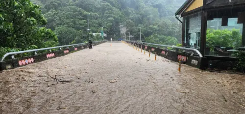 ▲巴威颱風雨炸苗栗，台3線132k卓蘭大湖段路樹土石崩落路面，道路無法通行（圖／苗栗縣政府提供）