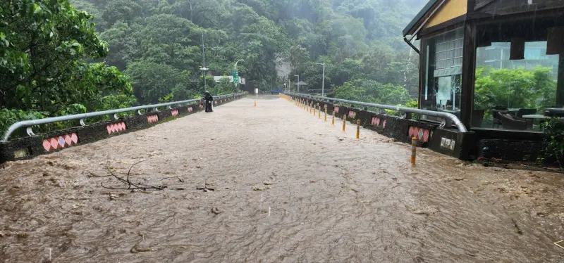    ▲巴威颱風雨炸苗栗，台3線132k卓蘭大湖段路樹土石崩落路面，道路無法通行（圖／苗栗縣政府提供）  