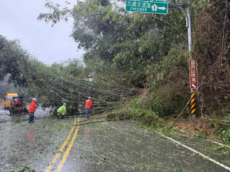    ▲巴威颱風雨炸苗栗，台3線132k卓蘭大湖段路樹土石崩落路面，道路無法通行（圖／苗栗縣政府提供）  