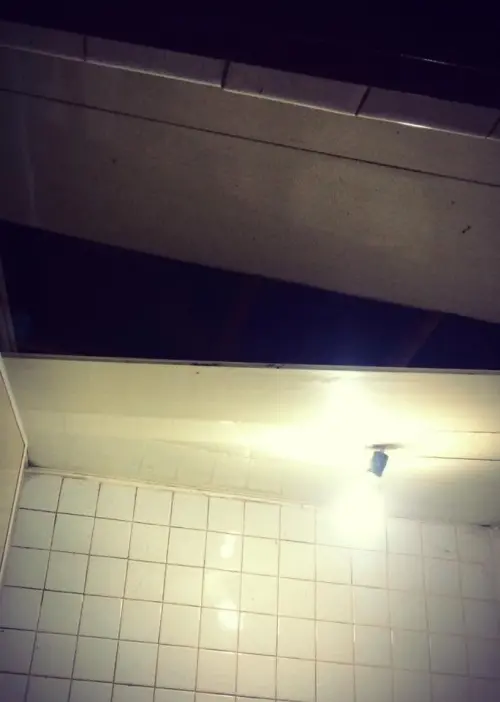 ▲郭書瑤曾在FB分享家裡屋頂被蘇迪勒颱風吹垮的照片，驚悚畫面嚇呆眾人。（圖／翻攝自郭書瑤 瑤瑤FB）