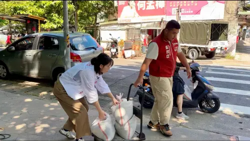搬一包沙包拍4次手被嘲諷！吳欣岱坦言：沒戴手套勞動經驗不足