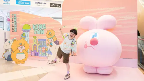 ▲ 「KINGJUN主題快閃店」以星際城市為概念，展區更設置高達2米的超巨大「蠢兔」氣偶。（圖／夢時代提供）