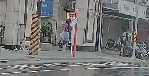 雨傘開花反而救命！婦人剛退後下秒土城大樓壁磚砸落　驚險畫面曝