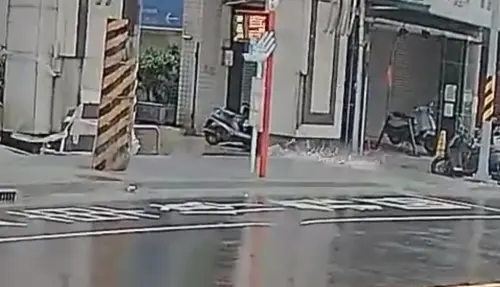 ▲就在婦人因為雨傘開花而後退找尋避雨處時，下秒大樓一大片磁磚直接砸落。（圖／Threads@chihhung.wu授權）