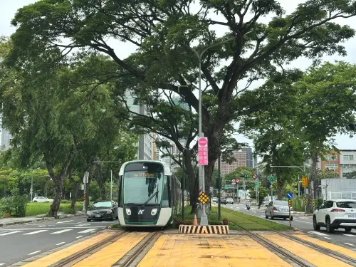 ▲捷運局表示輕軌維持正常營運，班距為20分鐘，並持續密切監控天候及軌道沿線安全狀況。（圖／高市府捷運局提供）