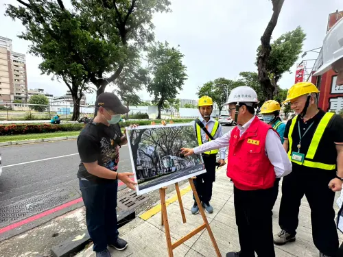 高雄輕軌正常營運　林欽榮視察防颱護樹與防汛整備