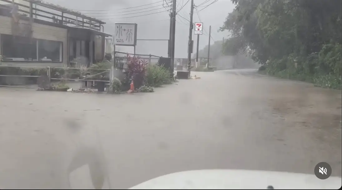 ▲巴威颱風帶來極端暴雨，列入一級淹水警戒的新竹縣尖石鄉傳出嚴重積水，民眾在 Threads 曬出馬路慘變「黃泥河」的驚悚畫面。（圖／翻攝自Threads）