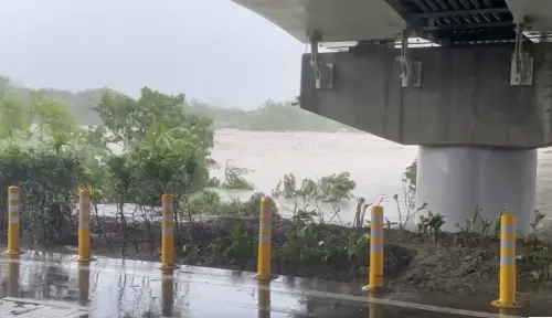 ▲新竹頭前溪暴漲，左岸停車場發布緊急移車通知。（圖／翻攝自Threads@mag_jeng）