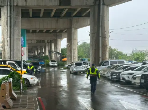 ▲新竹頭前溪暴漲，左岸停車場發布緊急移車通知。（圖／翻攝自Threads@mag_jeng）