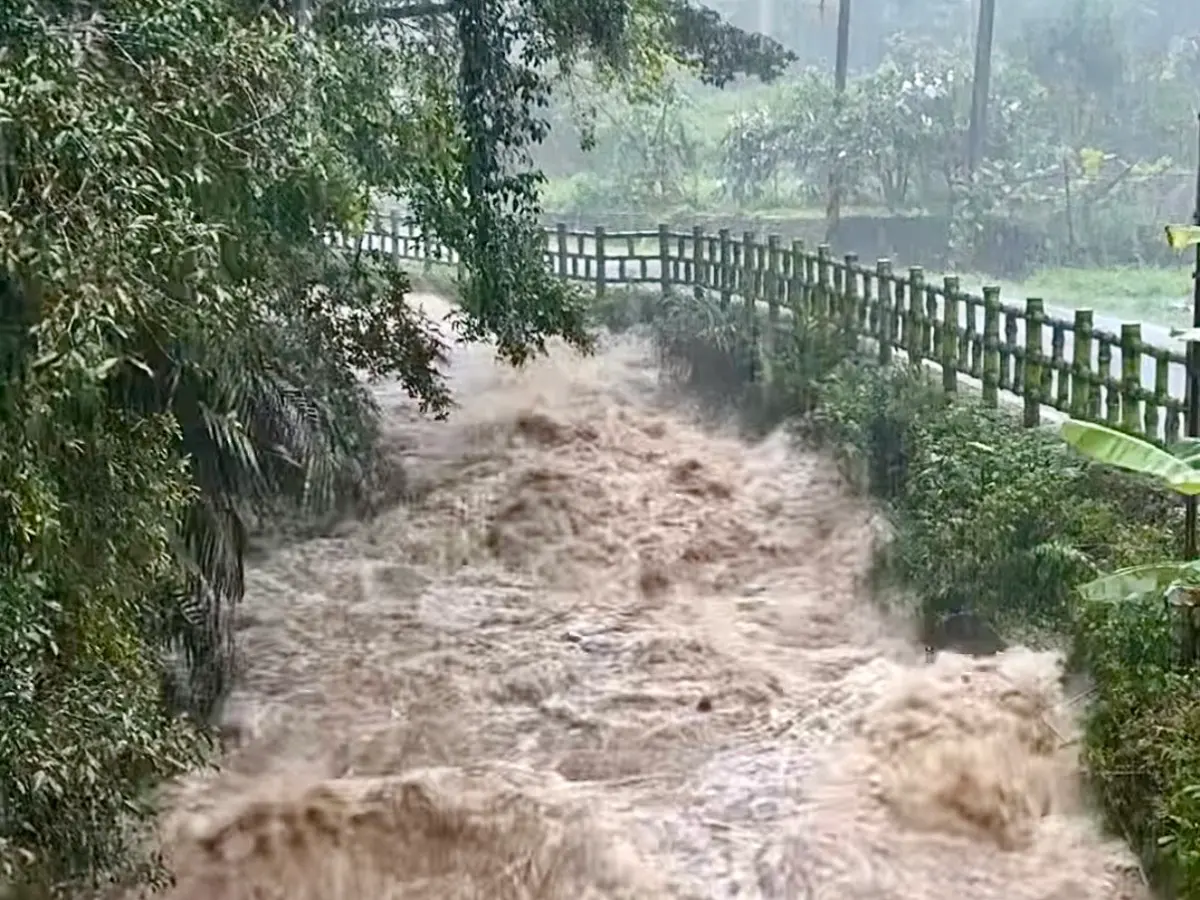 ▲巴威颱風已在新竹山區降下豪雨，民眾於社群平台上貼出家門口影片，小河流裡水量暴漲畫面。（圖／翻攝Threads，shihyu_0408授權提供）