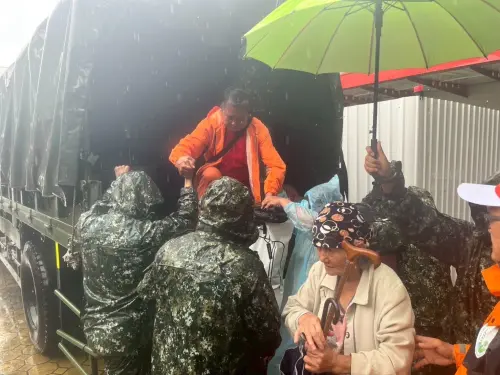 苗栗山區暴雨！國軍第五作戰區挺進南庄、泰安　協助居民撤離