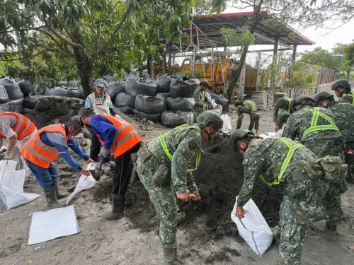 巴威外圍環流轟炸！阿兵哥急幫搬沙包　第四作戰區協助撤離民眾