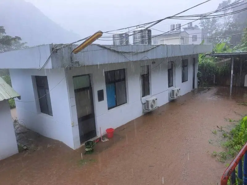    ▲巴威豪雨狂炸新竹！那羅溪暴漲淹派出所。（圖／警方提供）  