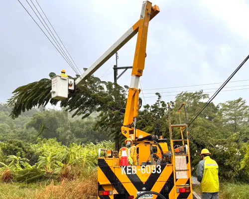 ▲台電公司鳳山區營業處為因應巴威颱風來襲，工程人員前進那瑪夏及桃源拉芙蘭里地區，全力投入搶修工作。(圖／台電公司鳳山區營業處提供)