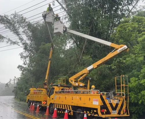 ▲台電公司鳳山區營業處為因應巴威颱風來襲，工程人員前進那瑪夏及桃源拉芙蘭里地區，全力投入搶修工作。(圖／台電公司鳳山區營業處提供)