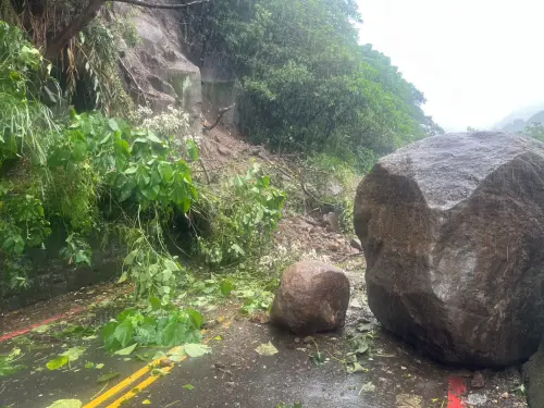 巴威颱風發威！北投泉源路巨石從天而降　路面遭砸出大洞急封閉