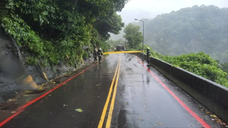    ▲北投泉源路有巨石滑落，影響雙向道路通行，目前仍有零星碎石掉落。（圖／臺北市政府新工處提供）  