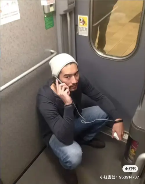 ▲高以翔蹲在高鐵車廂玄關講電話的舊照，勾起不少粉絲對他的思念。（圖／翻攝自Ben 叔叔小紅書）