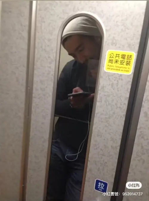 ▲高以翔2015年和友人從桃園搭高鐵到台北，期間在高鐵車廂玄關講電話的身影。（圖／翻攝自Ben 叔叔小紅書）