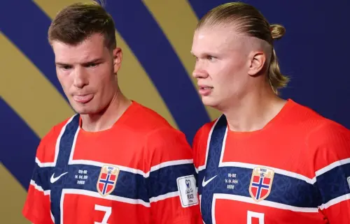 ▲挪威前鋒索爾洛特（Alexander Sørloth，左）在上半場第44分鐘錯失2打1機會，未能傳給身旁的哈蘭德錯失得分機會，被球迷罵爆。（圖／翻攝自X@west_sportzz）