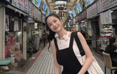 千千《吃桌》徒手剪帶刺玫瑰！花店遭炎上　她喊冤：節目要求保留