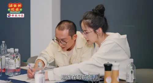 ▲浩子（左）在確認大家出場動線時，隋棠依舊雙手托腮口氣略顯不耐煩，而一旁的千千則試圖緩和氣氛。（圖／請世界吃桌YT）